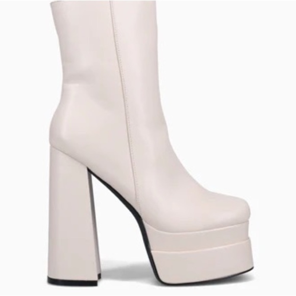 Bakers Savina Off White Boots